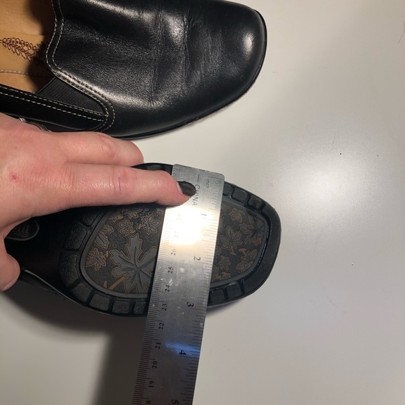 🛍 Sofft Black Leather Small Heel Loafers - Picture 3 of 8